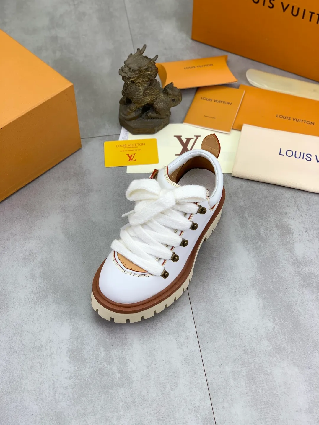 Men's shoes 💰P680 new LV | Louis Vuitton 🧡💚2025 autumn and winter new models, top version ⚠️ The counter features the latest LV REMIX lace-up mountaineering derby shoes, new hard goods 🆕 ❥BS purchasing level! Full of high-end feel! A popular model among bloggers at home and abroad, it’s retro and fashionable, and looks stunning on your feet! Mainly recommended models on the official website★ ━━━━━ ЅᏇєєt ━━━━━ ▪️Upper: top-grade first-layer cowhide ▪️Lining: imported sheepskin ▪️Outsole: original open-molded TPU non-slip outsole ▪️Sole height: 3.5cm ▪️Shoe size: Women 35-41 (41 customization is not returnable) Male 39-45 (46 customized, non-refundable)